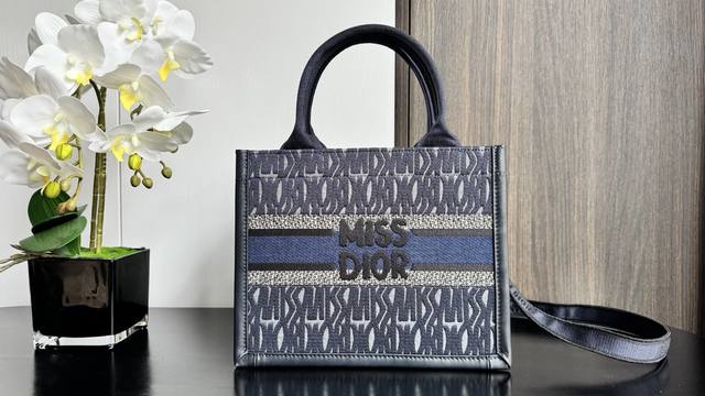 小号book Tote 手袋 蓝色牛仔面料 Miss D Ior Allover 图案刺绣 26*12*21厘米 8004 这款 Book Tote 手袋以优雅