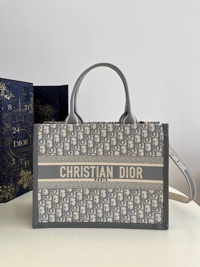 中号现货 Tote最新秋冬系列,打破沉闷,新出的梦幻灰令人眼前一亮,被种草了这个包,可以背的托特来了,既保留了包型的简洁,又兼具了大包的大容量,既可手拎又可斜跨 中号现货 Tote最新秋冬系列,打破沉闷,新出的梦幻灰令人眼前一亮,被种草了这个包,可以背的托特来了,既保留了包型的简洁,又兼具了大包的大容量,既可手拎又可斜跨