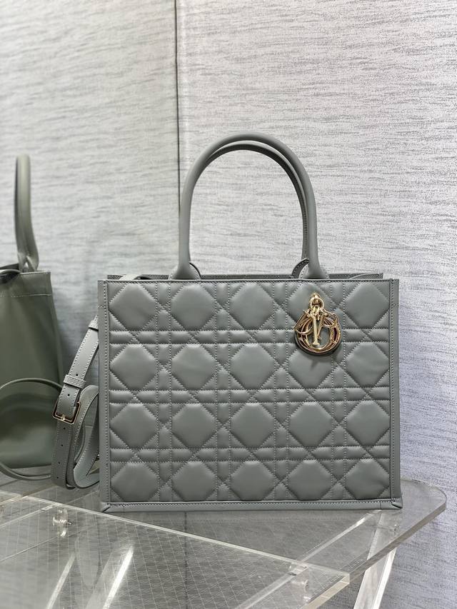 中号现货 Tote最新秋冬系列，被种草了这个包，可以背的托特来了，既保留了包型的简洁，又兼具了大包的大容量，既可手拎又可斜跨，完全满足日常出行需求，经典的小牛皮