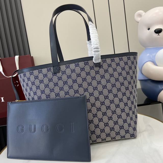 配原厂绿色礼品袋 新款 Gucci Totissima系列中号托特包 Gucci Totissima系列由创作总监sabato De Sarno倾力策划呈现，糅