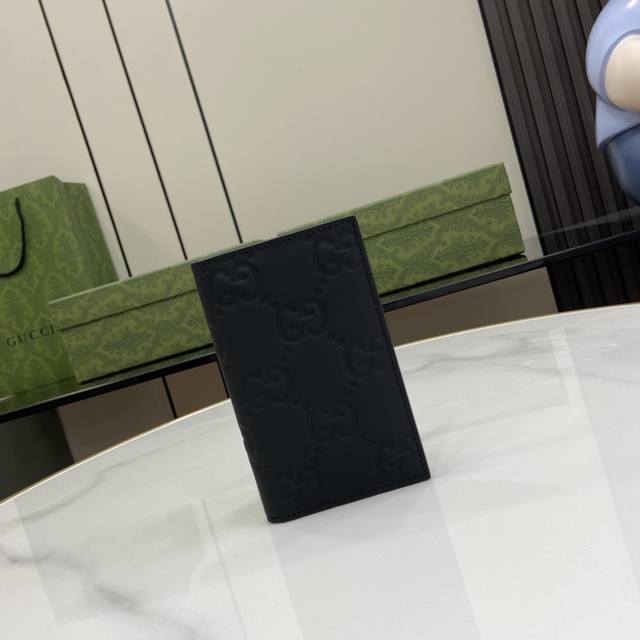 配全套原厂绿盒包装 Gg橡胶效果双折卡包。一系列以黑色橡胶效果皮革打造的男士钱包闪亮登场，透过现代美学视角为日常小配饰注入新鲜活力。2024早春系列推出的全新材
