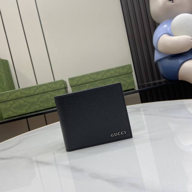 配全套原厂绿盒包装 饰gucci标识双折钱包。男士系列日常配饰选用经典黑色皮革焕新打造。2024早春系列以gucci字母标识焕新演绎经典配件，巧妙展现品牌标识内