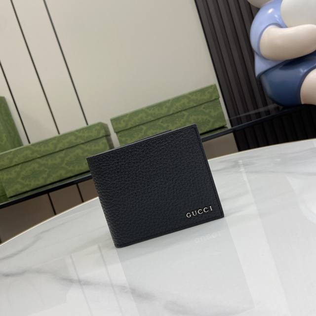 配全套原厂绿盒包装 饰gucci标识双折钱包。男士系列日常配饰选用经典黑色皮革焕新打造。2024早春系列以gucci字母标识焕新演绎经典配件，巧妙展现品牌标识内