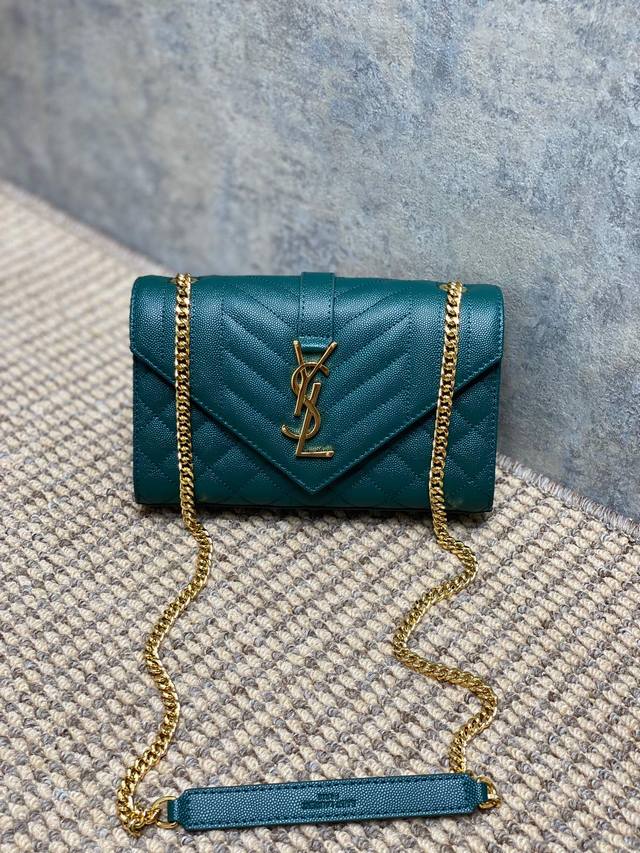 Ysl 新款 真皮球纹小信封包 它以绗缝纹理皮精心制成，配有抛光金色五金件，包括链式肩带和翻盖，方便你随时拿取卡片和其它随身小物。尺寸21X13X6Cm 编码3