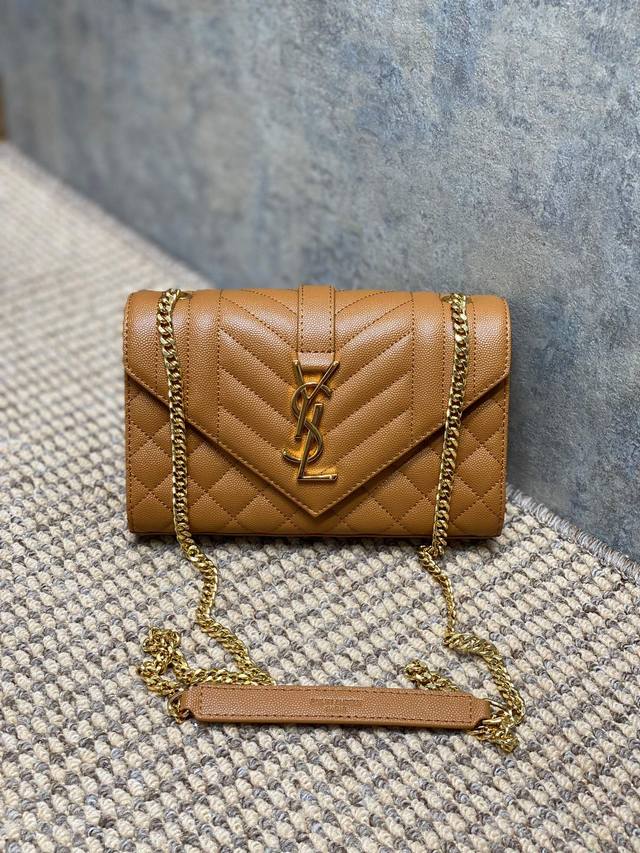 Ysl 新款 真皮球纹小信封包 它以绗缝纹理皮精心制成，配有抛光金色五金件，包括链式肩带和翻盖，方便你随时拿取卡片和其它随身小物。尺寸21X13X6Cm 编码3