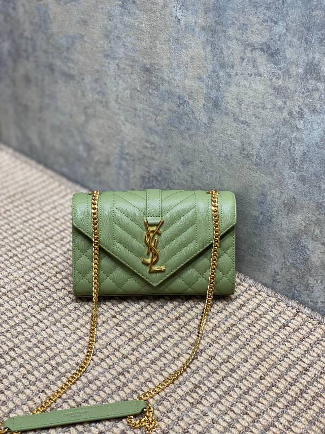 Ysl 新款 真皮球纹小信封包 它以绗缝纹理皮精心制成，配有抛光金色五金件，包括链式肩带和翻盖，方便你随时拿取卡片和其它随身小物。尺寸21X13X6Cm 编码3