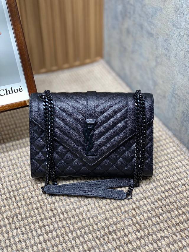 Ysl圣罗兰 新款经典格菱邮差包,翻盖手袋,搭配金属ysl标志、金属链、皮链革条肩带以及水和平垂直提花凸纹缝装线饰 尺寸:24X17.5X6 编码392739 Ysl圣罗兰 新款经典格菱邮差包,翻盖手袋,搭配金属ysl标志、金属链、皮链革条肩带以及水和平垂直提花凸纹缝装线饰 尺寸:24X17.5X6 编码392739