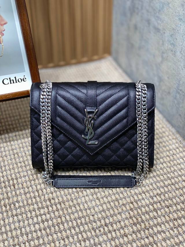 Ysl圣罗兰 新款经典格菱邮差包，翻盖手袋，搭配金属ysl标志、金属链、皮链革条肩带以及水和平垂直提花凸纹缝装线饰 尺寸：24X17.5X6 编码392739