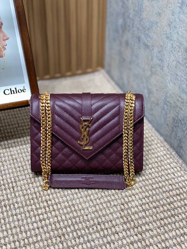 Ysl圣罗兰 新款经典格菱邮差包，翻盖手袋，搭配金属ysl标志、金属链、皮链革条肩带以及水和平垂直提花凸纹缝装线饰 尺寸：24X17.5X6 编码392739