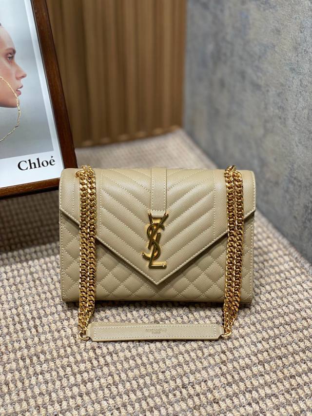 Ysl圣罗兰 新款经典格菱邮差包，翻盖手袋，搭配金属ysl标志、金属链、皮链革条肩带以及水和平垂直提花凸纹缝装线饰 尺寸：24X17.5X6 编码392739