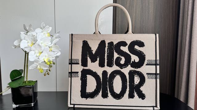 新款印章系列这款 Book Tote 手袋由 Dior 女装创意总监玛丽亚 嘉茜娅 蔻丽 Maria Grazia Chiuri 设计，是体现 Dior 美学的
