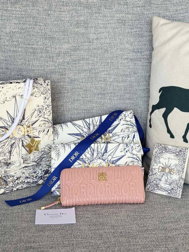 绗缝miss Dior Freesia羊皮拉链包 编号:S3604Ubtk_M05N,拉链开合 这款 Miss Dior Freesia钱包是一款优雅实用的配饰 绗缝miss Dior Freesia羊皮拉链包 编号:S3604Ubtk_M05N,拉链开合 这款 Miss Dior Freesia钱包是一款优雅实用的配饰