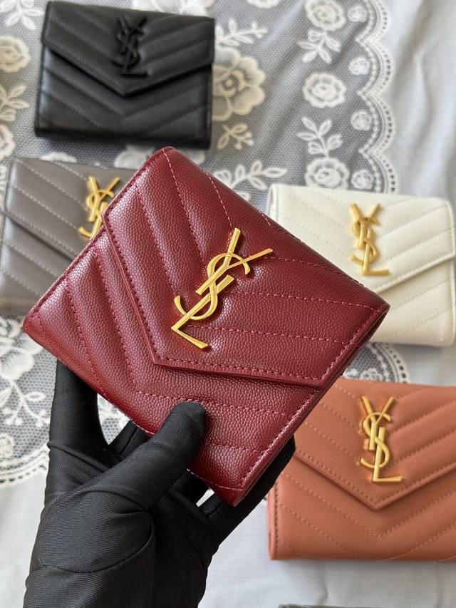Ysl-Saint Laurent 配全套专柜最新包装 Slp三折钱包球纹进口牛皮,背面开叉外袋,六个卡片槽,一个拉链袋,一个纸币隔层,四个票据隔层 可手拿,放 Ysl-Saint Laurent 配全套专柜最新包装 Slp三折钱包球纹进口牛皮,背面开叉外袋,六个卡片槽,一个拉链袋,一个纸币隔层,四个票据隔层 可手拿,放