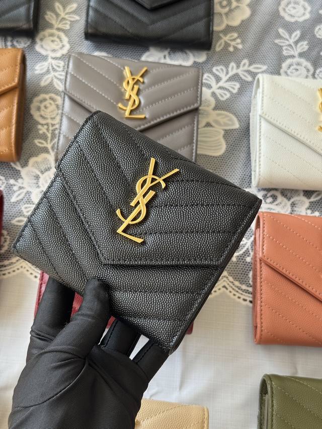 Ysl-Saint Laurent 配全套专柜最新包装 Slp三折钱包球纹进口牛皮，背面开叉外袋，六个卡片槽，一个拉链袋，一个纸币隔层，四个票据隔层 可手拿，放