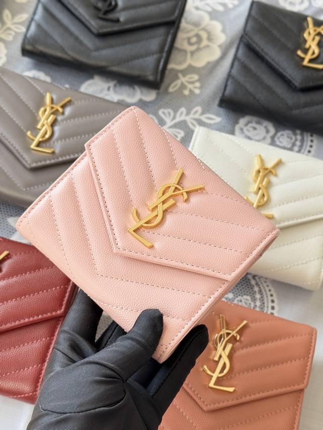 Ysl-Saint Laurent 配全套专柜最新包装 Slp三折钱包球纹进口牛皮，背面开叉外袋，六个卡片槽，一个拉链袋，一个纸币隔层，四个票据隔层 可手拿，放