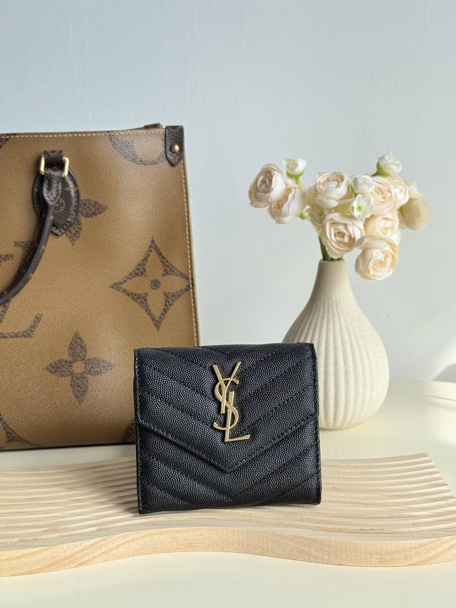 Ysl-Saint Laurent 配全套专柜最新包装 Slp三折钱包球纹进口牛皮，背面开叉外袋，六个卡片槽，一个拉链袋，一个纸币隔层，四个票据隔层 可手拿，放