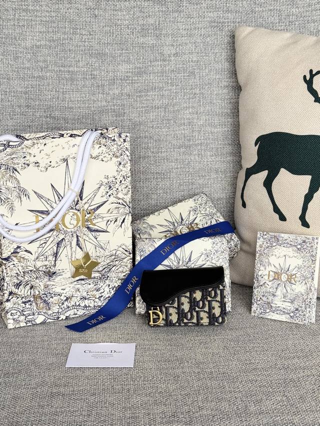 Dior专用面料配皮 拼色 D家新款马鞍小卡包出货！小小一只，能放十几张卡和几张现金，对于现在人来说足够用了！复古经典的oblique印花，搭配精致烫金配饰 D
