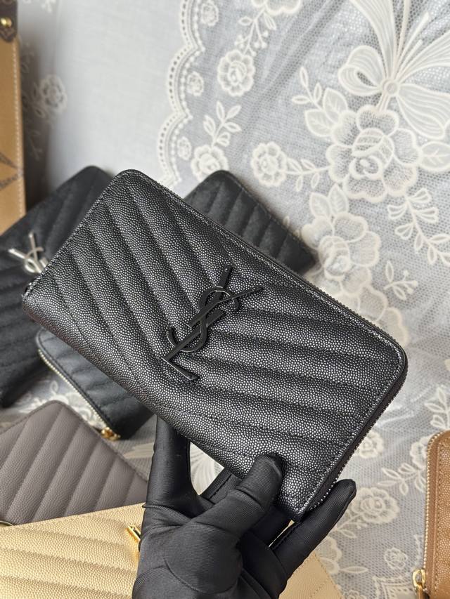 Ysl拉链钱包 12个卡位，1个拉链袋，2个钞票隔层，2个票据隔层 不得不说ysl的钱夹真的是好好用，经典的鱼子酱纹牛皮搭配大五金logo，简洁又凸显品牌风格设