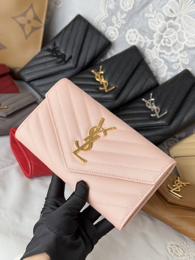 Ysl -经典翻盖 信封放卡 现金均可 可手拿 放包里 收纳很方便 按扣 12个卡位 4个纸币插袋一个拉链及一个零钱袋 可放手机 Y家信封长夹采用进口原厂牛皮压 Ysl -经典翻盖 信封放卡 现金均可 可手拿 放包里 收纳很方便 按扣 12个卡位 4个纸币插袋一个拉链及一个零钱袋 可放手机 Y家信封长夹采用进口原厂牛皮压