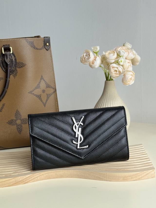 Ysl -经典翻盖 信封放卡 现金均可 可手拿 放包里 收纳很方便 按扣 12个卡位 4个纸币插袋一个拉链及一个零钱袋 可放手机 Y家信封长夹采用进口原厂牛皮压 Ysl -经典翻盖 信封放卡 现金均可 可手拿 放包里 收纳很方便 按扣 12个卡位 4个纸币插袋一个拉链及一个零钱袋 可放手机 Y家信封长夹采用进口原厂牛皮压