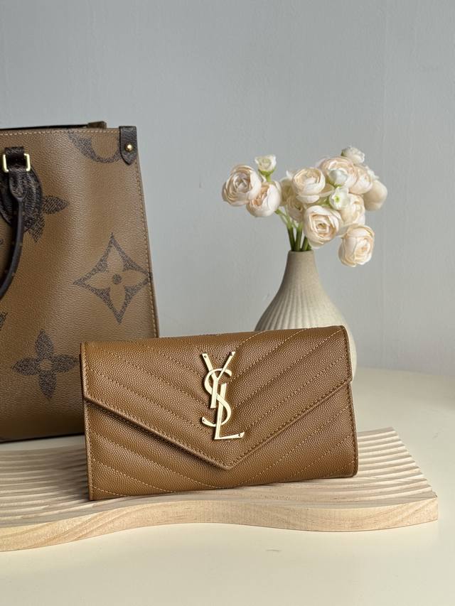 Ysl -经典翻盖 信封放卡 现金均可 可手拿 放包里 收纳很方便 按扣 12个卡位 4个纸币插袋一个拉链及一个零钱袋 可放手机 Y家信封长夹采用进口原厂牛皮压