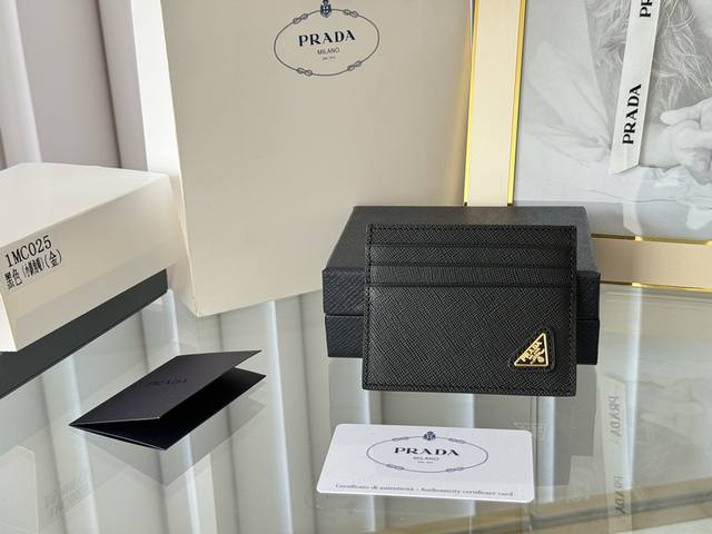 Prada经典款女士卡片夹专柜官网同步，正品开发，型号1Mc025，意大利顶级原单十字纹牛皮质感极好，进口螺纹里布 进口环保油边 进口钢五金配件！走线做工精湛完