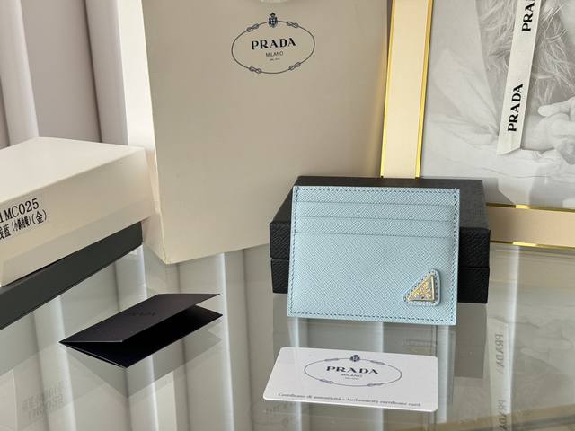 Prada经典款女士卡片夹专柜官网同步，正品开发，型号1Mc025，意大利顶级原单十字纹牛皮质感极好，进口螺纹里布 进口环保油边 进口钢五金配件！走线做工精湛完