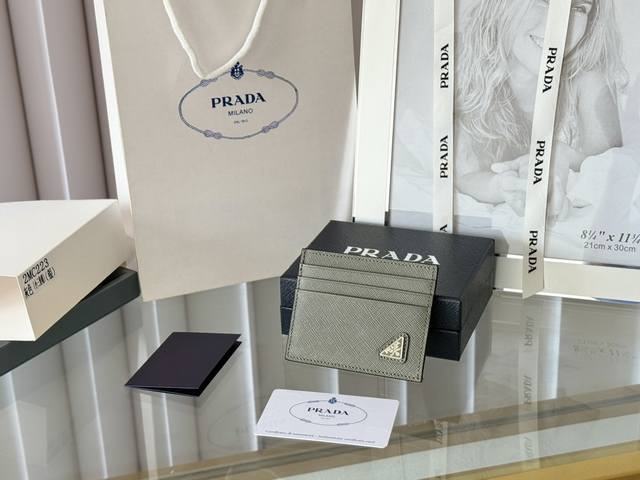 Prada经典款男士卡片夹专柜官网同步,正品开发,编号:2Mc223 意大利顶级原单十字纹牛皮质感极好,进口螺纹里布 进口环保油边 进口钢五金配件!走线做工精湛 Prada经典款男士卡片夹专柜官网同步,正品开发,编号:2Mc223 意大利顶级原单十字纹牛皮质感极好,进口螺纹里布 进口环保油边 进口钢五金配件!走线做工精湛