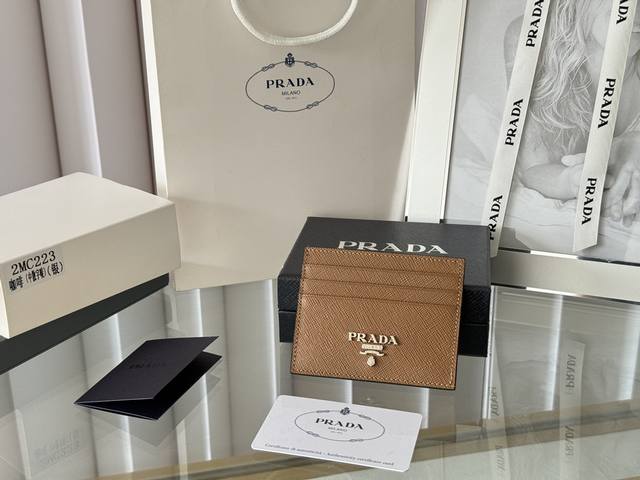 Prada经典款男士卡片夹专柜官网同步，正品开发，编号：2Mc223 意大利顶级原单十字纹牛皮质感极好，进口螺纹里布 进口环保油边 进口钢五金配件！走线做工精湛