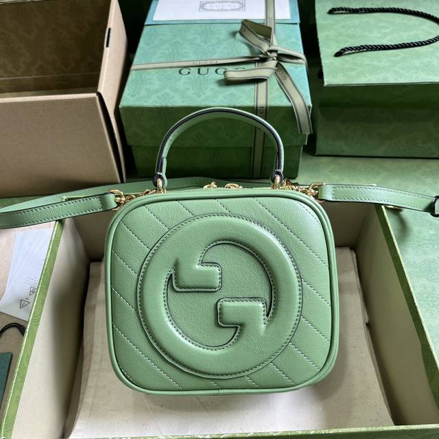 配全套原厂绿盒包装 Gucci Blondie系列手提包。源自品牌典藏设计的圆形互扣式双g匠心演绎gucci Blondie系列。这款gucci Blondie