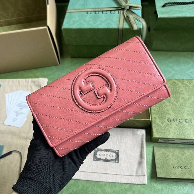 配全套原厂绿盒包装 Gucci Blondie系列长款钱包。Gucci Blondie系列以品牌颇为大胆的一款图案搭配同色调皮革设计，处处散发着含蓄内敛的气息。