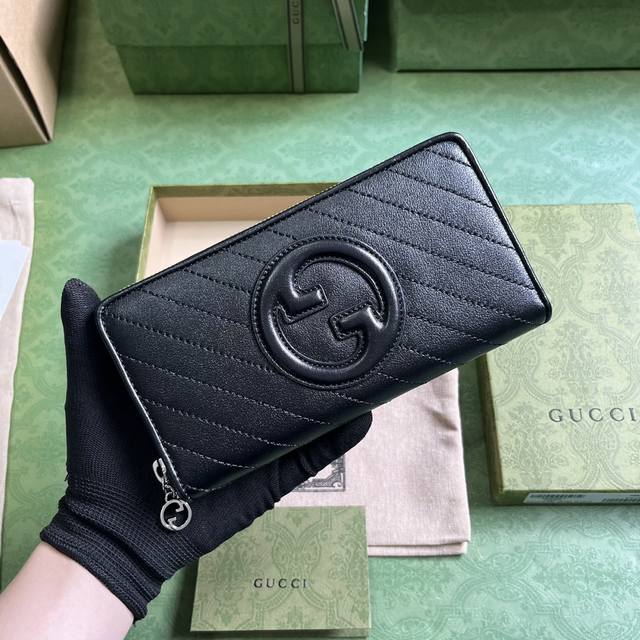 配全套原厂绿盒包装 Gucci Blondie系列全拉链钱包。Gucci Blondie系列以品牌颇为大胆的一款图案搭配同色调皮革设计，处处散发着含蓄内敛的气息