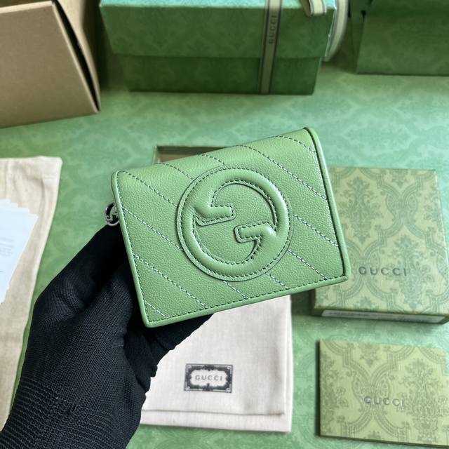 配全套原厂绿盒包装 Gucci Blondie系列卡包。Gucci Blondie系列以品牌颇为大胆的一款图案搭配同色调皮革设计，处处散发着含蓄内敛的气息。该系