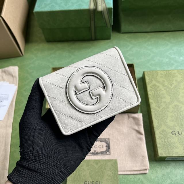 配全套原厂绿盒包装 Gucci Blondie系列卡包。Gucci Blondie系列以品牌颇为大胆的一款图案搭配同色调皮革设计，处处散发着含蓄内敛的气息。该系