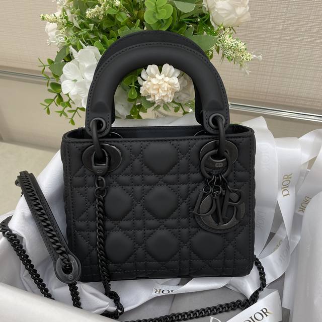 Dior Lady 黛妃 磨砂皮系列 是一款有着浓郁法式风格的包包 极简 高级的 带着随性的慵懒感觉 斜挎也好看 单肩也好看！ 高级感满满 微彰宽肩带好背 真正