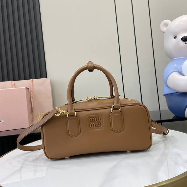 配全套原厂专柜包装 新款 Miumiu缪缪arcadie 牛皮革中号 27Cm 保龄球手提包 斜挎包～干邑色牛皮 这款arcadic手袋彰显独特的理念，即时装是