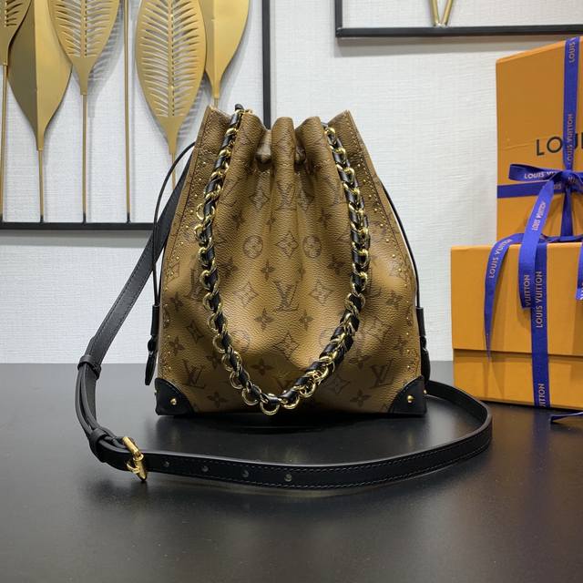 款号:M13324免税版74 2025 Cruise 早春系列重绎经典 Noé 手袋,为 Trunk 家族再添新成员。Monogram Reverse 帆布包身 款号:M13324免税版74 2025 Cruise 早春系列重绎经典 Noé 手袋,为 Trunk 家族再添新成员。Monogram Reverse 帆布包身