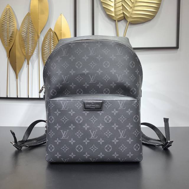 款号：M43186 风格休闲而精致，此款 Discovery 双肩包采用柔软的 Monogram Eclipse 涂层帆布面料，是风格与功能的结合。拥有一系列设