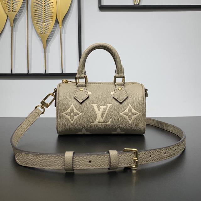 款号：M82890 本款 Nano Speedy 手袋以袖珍尺寸浓缩路易威登 Speedy 手袋的经典构型，为 Monogram Empreinte 软粒面皮革