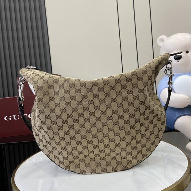 配原厂绿色礼品袋 新款 Gucci Body双锁扣肩背包 2025早春系列倾情诚献gucci Body双锁扣手袋，名称源自典藏设计，经以垂坠感十足的休闲廓形焕新