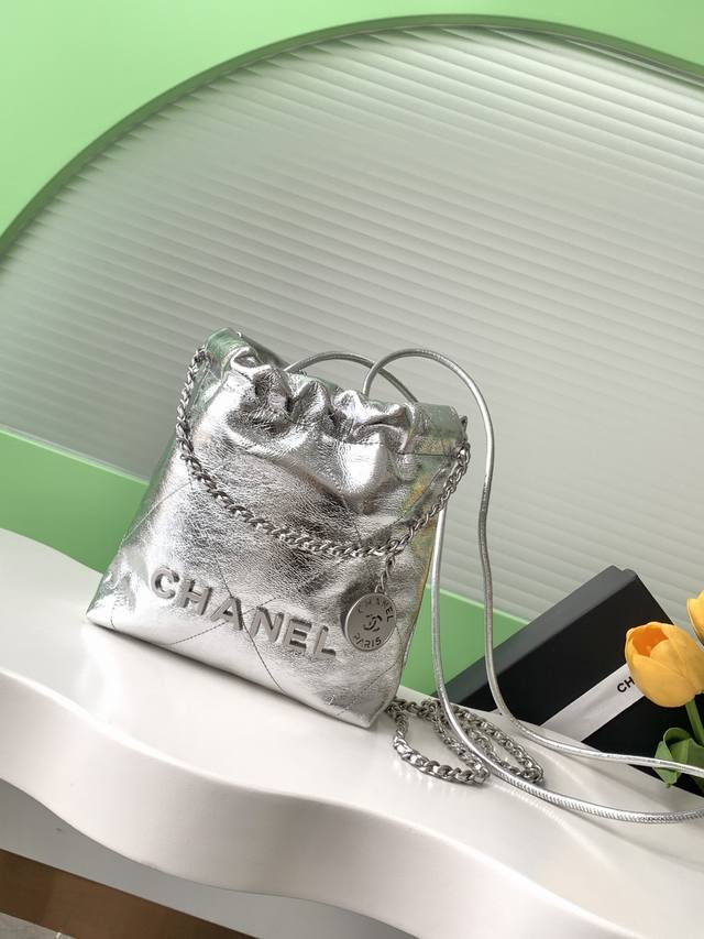 25C早春香奈儿的mini垃圾袋 幻彩色 香奈鹅的包包配饰永远都会被种草来自刚结束的春夏系列 尤其是这一季新出的minisize22 Bag 经典迷你版 爱了爱 25C早春香奈儿的mini垃圾袋 幻彩色 香奈鹅的包包配饰永远都会被种草来自刚结束的春夏系列 尤其是这一季新出的minisize22 Bag 经典迷你版 爱了爱