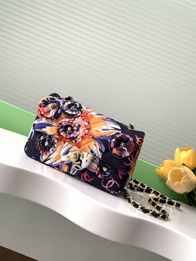 24S山茶花卬花cf越看越精致哇！ 独特的山茶花印花设计和优雅的造型也太能吸引目光啦~ 黑色包面满印着特有的字母图案 营造出时尚又华丽的效果米米再搭配上金色的点