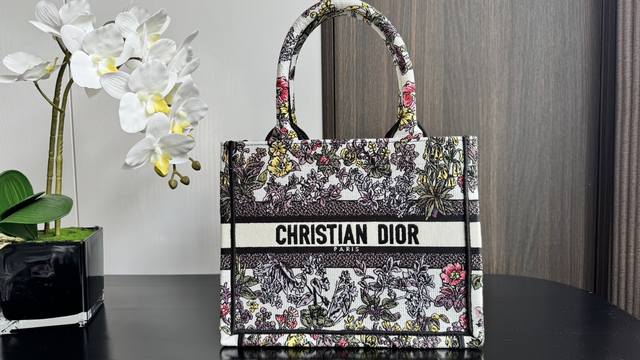 Book Tote 超小26Cm 这款 Book Tote 手袋由 Dior 女装创意总监玛丽亚 嘉茜娅 蔻丽 Maria Grazia Chiuri 设计,是 Book Tote 超小26Cm 这款 Book Tote 手袋由 Dior 女装创意总监玛丽亚 嘉茜娅 蔻丽 Maria Grazia Chiuri 设计,是