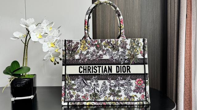 Book Tote 白莲花中号36Cm 这款 Book Tote 手袋由 Dior 女装创意总监玛丽亚 嘉茜娅 蔻丽 Maria Grazia Chiuri 设