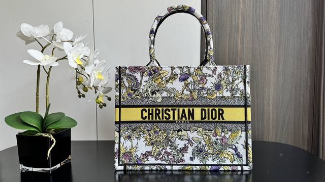 Book Tote 金莲花中号36Cm 这款 Book Tote 手袋由 Dior 女装创意总监玛丽亚 嘉茜娅 蔻丽 Maria Grazia Chiuri 设