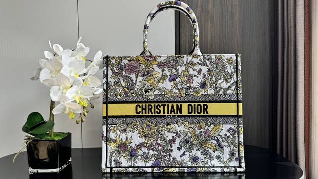Book Tote 黄莲花大号42Cm 这款 Book Tote 手袋由 Dior 女装创意总监玛丽亚 嘉茜娅 蔻丽 Maria Grazia Chiuri 设