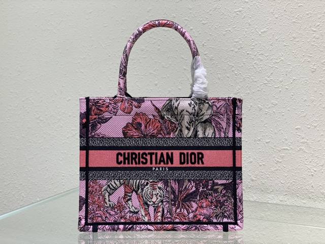 粉大象dior 购物袋26Cm 这款 Book Tote 手袋由 Dior 女装创意总监玛丽亚 嘉茜娅 蔻丽 Maria Grazia Chiuri 设计,是体 粉大象dior 购物袋26Cm 这款 Book Tote 手袋由 Dior 女装创意总监玛丽亚 嘉茜娅 蔻丽 Maria Grazia Chiuri 设计,是体