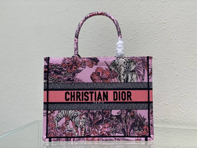 粉大象dior 购物袋 这款 Book Tote 手袋由 Dior 女装创意总监玛丽亚 嘉茜娅 蔻丽 Maria Grazia Chiuri 设计,是体现 Di 粉大象dior 购物袋 这款 Book Tote 手袋由 Dior 女装创意总监玛丽亚 嘉茜娅 蔻丽 Maria Grazia Chiuri 设计,是体现 Di