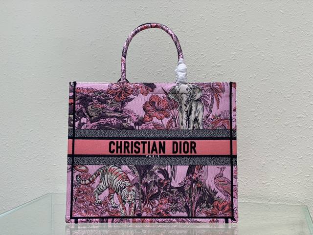 粉大象dior 购物袋 这款 Book Tote 手袋由 Dior 女装创意总监玛丽亚 嘉茜娅 蔻丽 Maria Grazia Chiuri 设计，是体现 Di