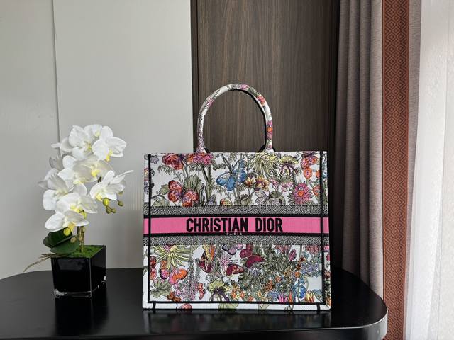 粉花卉 新款这款 Book Tote 手袋由 Dior 女装创意总监玛丽亚 嘉茜娅 蔻丽 Maria Grazia Chiuri 设计，是体现 Dior 美学的